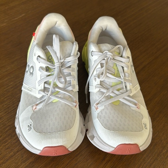 On and cloud - Picture 2 of 7